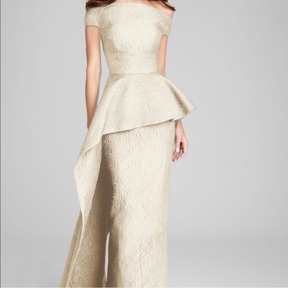 NWT Teri Jon MOB dress in gold. Size 4